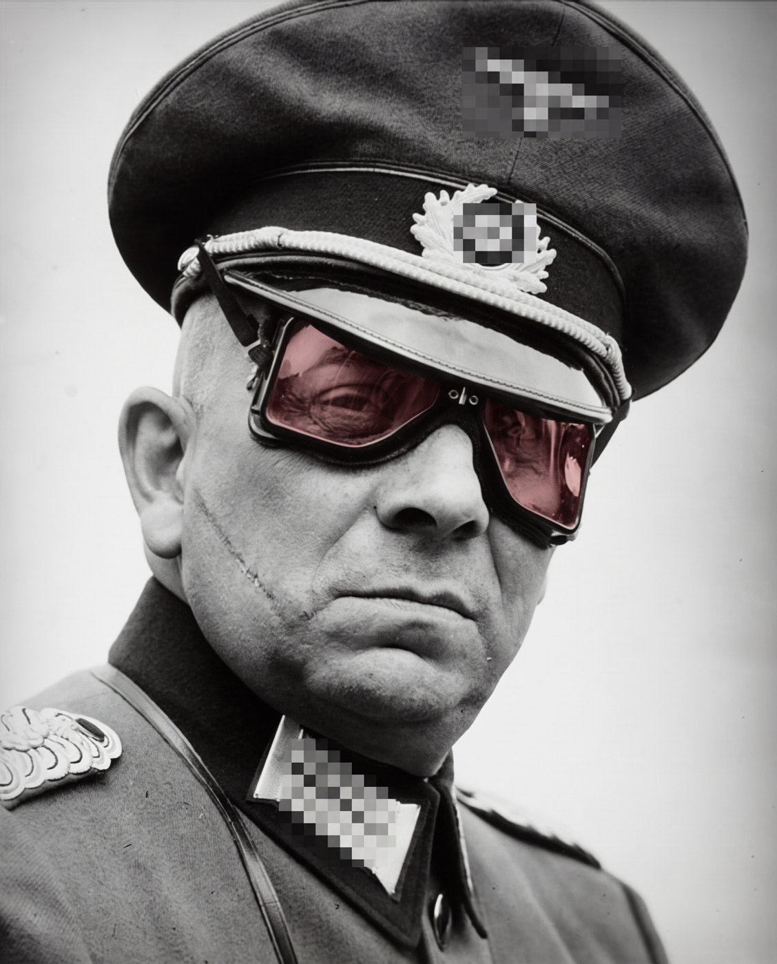 Oficial con gafas de lentes rojas, años 40 (recreación)
