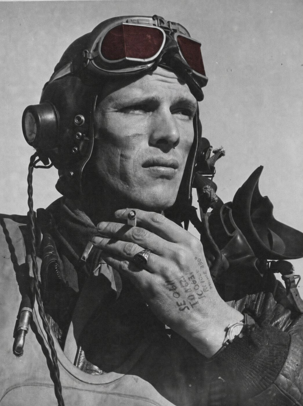 Piloto con gafas de lentes rojas, años 40 (recreación)